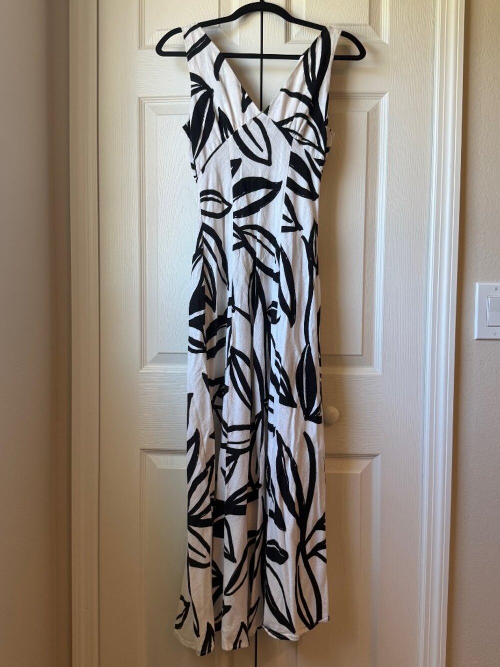 Paper Heart Black & White Floral Leaf Linen V Neck Maxi Dress - XS